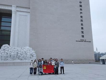 图1:全体党员前往中国共产党历史展览馆学习